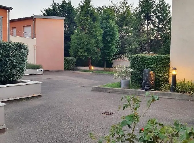 Fonctionnel Au Calme Avec Garage Individuel Et Balcon * Лион